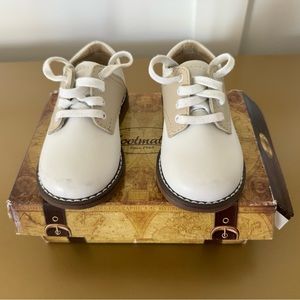 Toddler boys Footmates Saddle shoes. Tan/white